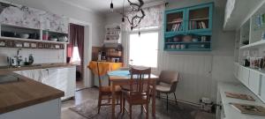 a kitchen with a table and chairs in a room at Nummen Goto, kivenheitto torilta in Rauma