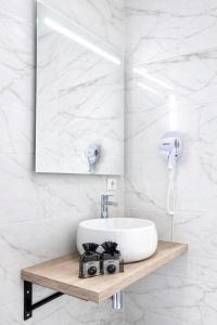 a bathroom with a sink and a mirror at Cabañas Compostela - Cabaña Bosque Encantado in Santiago de Compostela