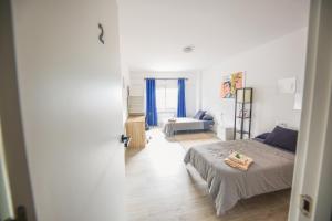 a bedroom with a bed and a living room at Villa Artista home in Pontevedra
