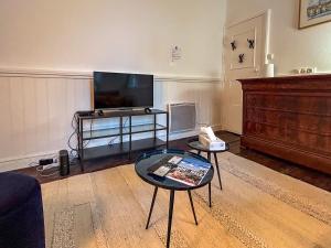 a living room with a tv and a coffee table at Petit Cocon Intra-muros in Saint Malo