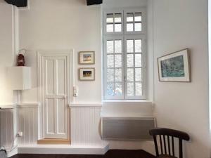 a white room with a window and a chair at Petit Cocon Intra-muros in Saint Malo