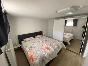 ein kleines Schlafzimmer mit einem Bett in einem Zimmer in der Unterkunft small&fine in Stockach