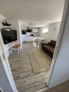 ein Wohnzimmer mit Sofa und Tisch in der Unterkunft small&fine in Stockach