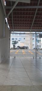 a gate with parked cars in a parking lot at Casa 2 quartos perto Centro Ipatinga e aeroporto in Santana do Paraíso