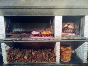 una parrilla con muchos tipos diferentes de comida en ella en Los Oleandros - casa privada en Nono