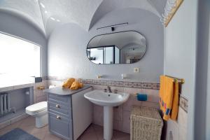 a bathroom with a sink and a mirror at Insolites à Chimay - Les roulottes à Rièzes in Chimay