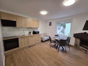 a kitchen with a table and chairs in a room at Le Nid d'Étoiles in Schiltigheim