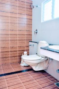 a bathroom with a toilet and a sink at Raamspark in Tiruchirappalli