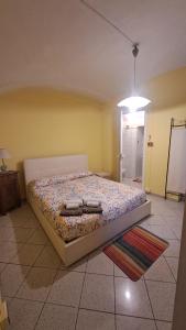 a bedroom with a bed with two towels on it at Il Caruggio in Cabella Ligure