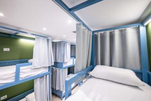 ein Zimmer mit zwei Etagenbetten in der Unterkunft Mega Hostel in Sarandë