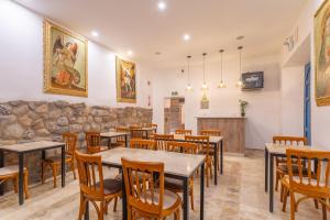 ein Restaurant mit Tischen und Stühlen in einem Raum in der Unterkunft LA RAMBLA Hotel Boutique - Cusco in Cusco