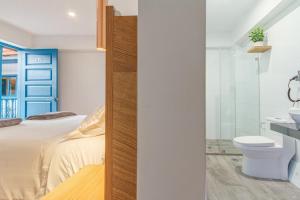 ein Badezimmer mit Bett und Toilette in einem Zimmer in der Unterkunft LA RAMBLA Hotel Boutique - Cusco in Cusco + 91 Fotos