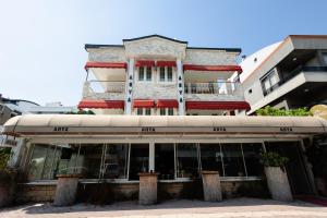 a restaurant in front of a tall building at Arya Pansiyon Konyaaltı in Antalya
