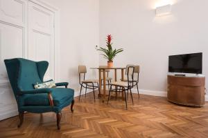 salon ze stołem, krzesłami i telewizorem w obiekcie Casa Minerva Al Pantheon w Rzymie