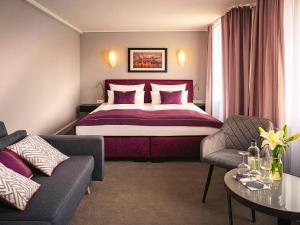 ein Hotelzimmer mit einem Bett und einer Couch in der Unterkunft Hotel Hafentor in Hamburg