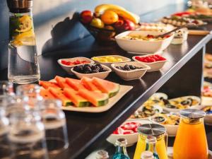 ein Buffet mit verschiedenen Speisen auf einem Tisch in der Unterkunft Hotel Hafentor in Hamburg
