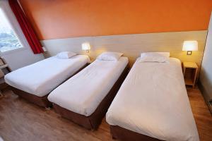 two twin beds in a room with two lamps at HubOne3 Istres in Istres +28 photos