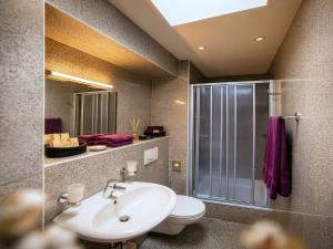 ein Badezimmer mit Waschbecken, Toilette und Dusche in der Unterkunft Hotel Hafentor in Hamburg