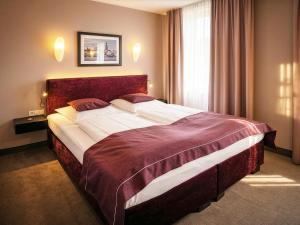 ein Schlafzimmer mit einem großen Bett in einem Zimmer in der Unterkunft Hotel Hafentor in Hamburg + 37 Fotos