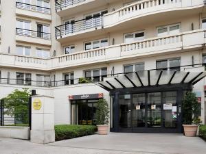 a building with a entrance to a building at Paris Porte de Versailles - ISSYHOST in Issy-les-Moulineaux