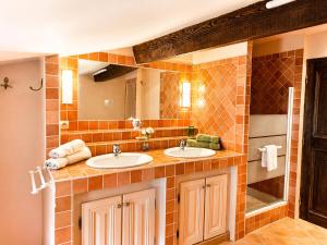 a bathroom with two sinks and a mirror at La Grange Blanche in Sault-de-Vaucluse +20 photos