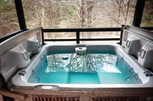 a jacuzzi tub in the back of a truck at Blue Jay in South Bloomingville