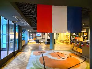 an office lobby with a red white and blue at Paris Porte de Versailles - ISSYHOST in Issy-les-Moulineaux