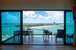 a dining room with a view of the ocean at Ocean's Embrace and unforgetful sunsets in Progreso