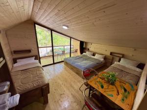 an overhead view of a room with two beds and a table at kirke in Tsesi