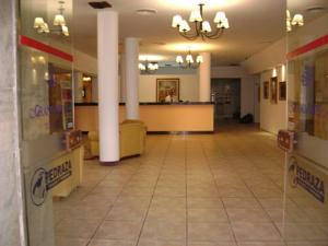 un vestíbulo de un hospital con sala de espera en Grand Hotel by MH en Termas de Río Hondo
