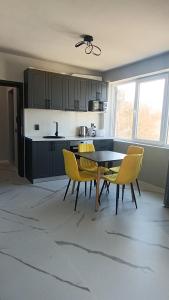 a kitchen with a table and chairs in a room at ВЕСЕЛА ВАКАНЦИЯ Китен in Kiten