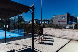 a tennis court with a tennis net on a court at Nowe apartamenty SOLAR, Padel & Tenis, Parking, Blisko centrum in Bielsko-Biała
