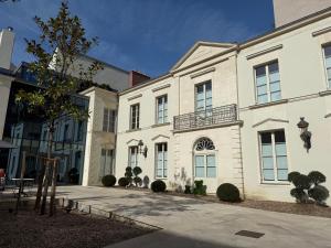 a large white building with a lot of windows at Maison Maubreuil in Nantes