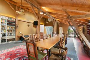 a dining room with a long table and chairs at Seminarhof Mollandur in Bochow