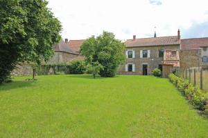 an empty yard in front of a building at Le presbytère de thiat in Thiat