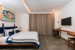 a hotel room with a bed and a television at Dhipa Kinanthi Prawirotaman by Raminten in Timuran