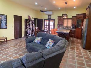 a living room with a couch and a kitchen at Casa Serenidad familiar escapade in San Felipe