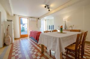 a dining room with a table with chairs and a kitchen at Ô pré de ma fleur in Brévonnes