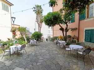a patio with tables and chairs in a courtyard at Hotel Villa Bianca in Laigueglia
