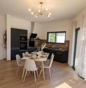 a dining room and kitchen with a table and chairs at Jardin de Sévigné à Grignan in Grignan
