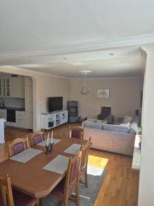a living room with a table and a couch at Charmig bottenvåning i Limhamn in Limhamn +5 photos