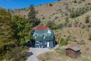 an overhead view of a barn with a red roof at 9 Minute Drive to the Lake in Chelan