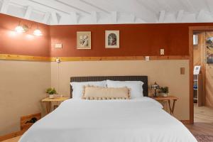 a bedroom with a large white bed in a room at 9 Minute Drive to the Lake in Chelan
