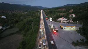 an overhead view of a highway filled with traffic at İnci Otel in Duzce
