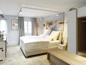 a bedroom with a large white bed and a table at NOX HOTEL - Digital-Check-In - No Reception - nahe Bretten & Karlsruhe - 6 Beach in Wössingen