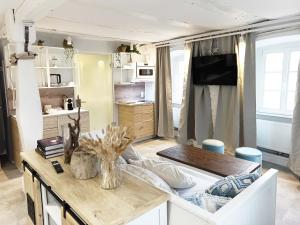 a living room with a table and a kitchen at NOX HOTEL - Digital-Check-In - No Reception - nahe Bretten & Karlsruhe - 6 Beach in Wössingen