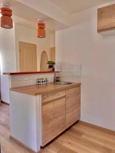 a kitchen with a sink and a mirror at La Clef de la Place in Leucate +9 photos