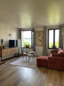 a living room with a couch and a table at La Clef de la Place in Leucate