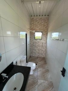 a bathroom with a toilet and a sink at Cerrado da Canastra Chalé Quartinho simples in São Roque de Minas