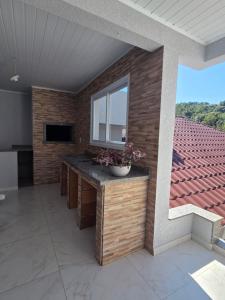 a kitchen with a counter and a window on a roof at Aconchego in Concordia